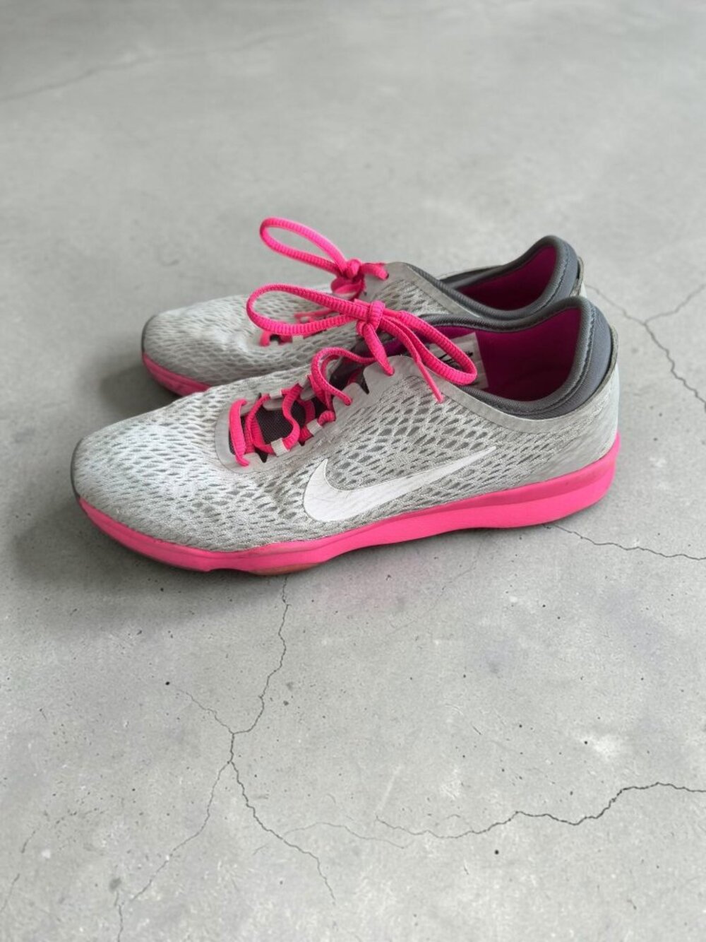 NIKE Women’s Gray Pink Sneakers Size 7.5 Shoes